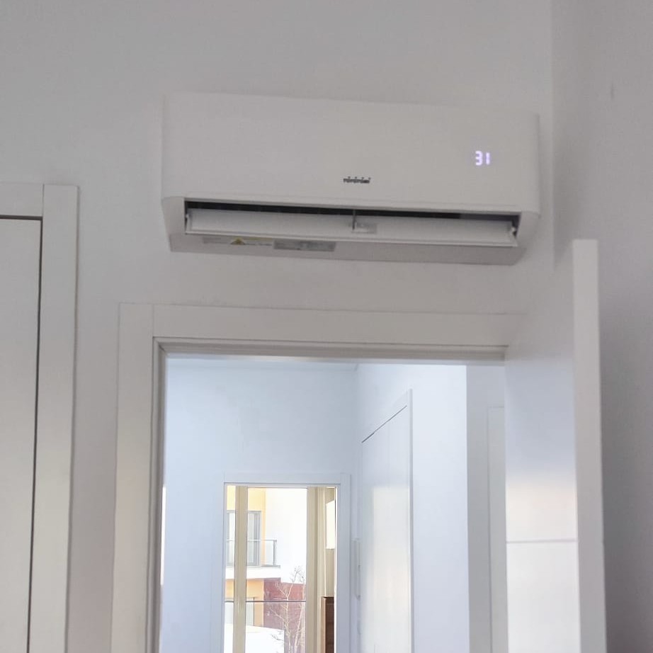 Ar condicionado cassete instalado em tecto falso — AirTech